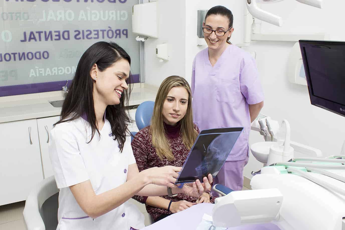 Paciente en el gabinete de la clínica dental